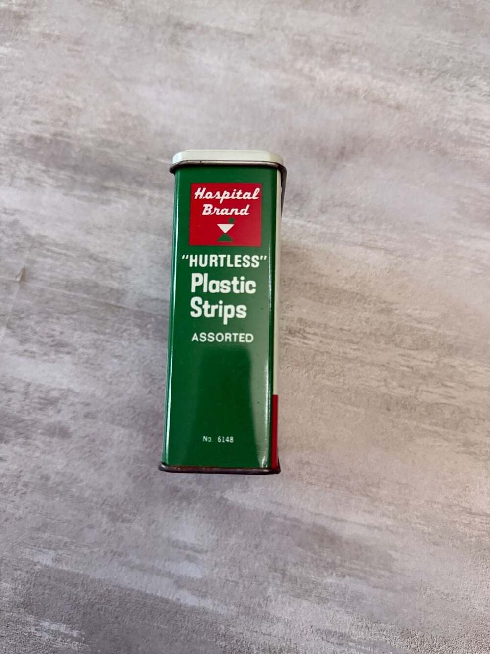 Vintage Hospital Brand Hurtless Plastic Strips 50 Assorted Bandages Tin No. 6148 - Picture 5 of 6